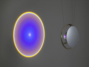 Olafur Eliasson, Wavelength lamp, 2018 Photographer: Jens Ziehe Courtesy the artist and neugerriemschneider, Berlin © 2018 Olafur Eliasson. Vue d’exposition Olafur Eliasson,