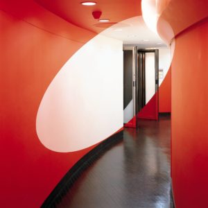 Felice Varini Ellipse vide rouge, 1996 © Paris ADAGP 2019 - Collection Société Générale