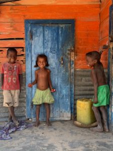 Les-enfants-des-villages-situes-sur-la-piste-qui-relie-Anakao-et-Itampul-au-sud-ouest-de-Madagascar-ou-le-Fonds-de-dotation-Merci-et-son-partenaire-©-Droits-reserves