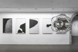 Vue de l'exposition Life of Webs, Toma?s Sareceno, Espace Muraille, 2024, commissariat Laurence Dreyfus © Luca Fascini2