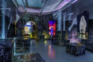 Andreas Angelidakis, Athens by Night, 2021 - Impression sur PVC, mousse, papier peint, impression sur vinyle, vidéo à quatre canaux/Printing on PVC, foam, wallpaper, vinyl printing, four channel video - Vue d’installation/installation view - Courtesy de l’artiste/Courtesy of the artist