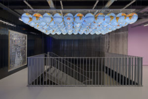 Ange Leccia, Arrangements. Globes terrestres 1991-2021 - 77 globes terrestres lumineux / 77 light globes - Courtesy de l’artiste et Galerie Jousse Entreprise