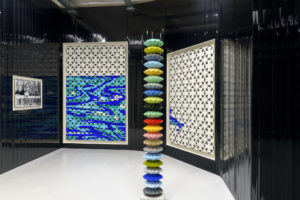 Gregor Hildebrandt, Auf Wasser schlafend Rauscht das Meer 2021 - Bandes de cassettes VHS, structure en bois/Video tapes, wooden structures - Vue d’installation/installation view - Courtesy de l’artiste/Courtesy of the artist