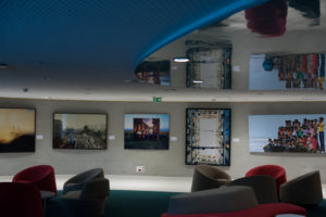 Vue de l’exposition « Si loin, si proche ; des mondes en mouvement » au siege social d’Amundi a Paris