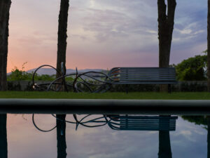 Pablo Reinoso, Le Banc du Cha?teau, 2022 Vue de l’exposition Me?andres Toscans, Palazzo Al Bosco.cre?dit photo: Rodrigo Reinoso-